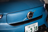 エクステリアでは、電気自動車であることを象徴するグリルレスのフロントまわりが目を引く。