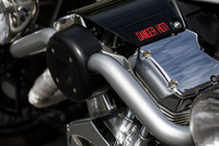 もちろん、完全に“むき出し”のエンジンもかなりの熱を発生する。カバーに書かれた「DANGER HOT!」の警告が物々しい。