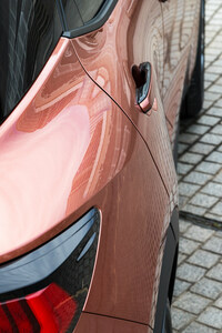 「レクサスLBX」のデザインのキモである、リアフェンダーの張り出し。抑揚のあるデザインを実現するため、LBXは同じ「GA-B」プラットフォームのSUV「トヨタ・ヤリス クロス」より、60mmも全幅が大きい。（写真：向後一宏）