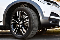 テスト車のタイヤサイズは235/50R19。ミシュランの「ラティチュードスポーツ3」が装着されていた。