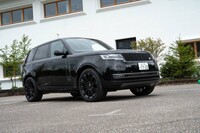 足まわりはフロントがダブルウイッシュボーン式でリアがインテグラルマルチリンク式。1992年に2代目モデルが初採用したエアサスペンションを使う。