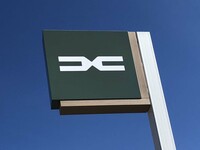 晴れて新ロゴの看板取り付け完了。