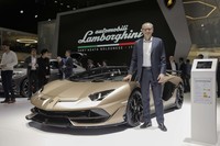 ジュネーブモーターショーの自社ブースで2台のオープンモデルを紹介した、アウトモビリ・ランボルギーニのステファノ・ドメニカリCEO。