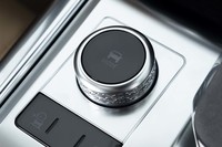 走行モードの選択スイッチは、せり出したノブを回すという、かつてのシフトセレクターを思わせるデザインが採用されている。