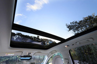 明るい室内空間を実現するパノラマガラスサンルーフ。チルトアップ機構も備わる。