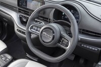 ステアリングホイールは2本スポークタイプ。右スポーク上にはアダプティブクルーズコントロールやステアリングアシスト（どちらも標準装備）のスイッチが備わっている。