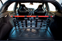 「メガーヌR.S.トロフィー」比で130kg軽く仕上げられた「メガーヌR.S.トロフィーR」。後席は取り除かれ、補強用のバーが装着されている。