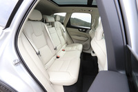 60：40分割可倒式の後席。装備充実の「インスクリプション」グレードのものは、シートヒーターが備わる。