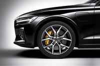 「V60リチャージ ポールスターエンジニアード」の足まわりは、オーリンズ製DFVショックアブソーバーと強化スプリング、ブレンボ製の6ピストンフロントブレーキキャリパー、19インチの専用鍛造アルミホイールなどで強化されている。