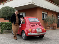 取材から1週間後、無事にエンジンが始動した「500」で出勤したエリザベッタ先生。