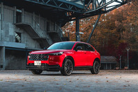 今回の試乗車は「ヴェゼルe：HEV RS」。車両本体価格は374万8800円で、AWD仕様（396万8800円）もラインナップされる