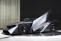 2023年12月に行われた日産自動車の90周年記念イベントより、神奈川・横浜の日産グローバル本社ギャラリーに展示された「ハイパーフォース」。カッコいいかどうかはわからないが、これが公道を走っていたら、アゴが外れるほど驚くのは間違いない。