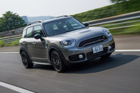 バッテリーの蓄電量は7.6kWh。一充電走行可能距離は42.4km（JC08モード）と発表されている。