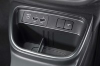 センターコンソールの小物入れスペースにはUSBのコネクターが2つ。AUXのソケットも備わる。