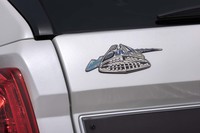 リアゲートの車名エンブレムは全3タイプが用意される。試乗車の「サーフロゴタイプ」および「フレアロゴタイプ」がオプションで、標準は「ミッドセンチュリータイプ」となる。