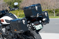 SW-MOTECHと共同開発されたアルミ製のパニアケースとトップケース。脱着が可能で、容量は合計120リッターとなっている。