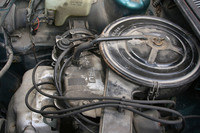 フロントフードを開けると、ダイハツ製3気筒993ccエンジンが顔をみせる。