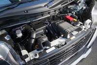 フロントフード下に収まる最高出力64ps、最大トルク98Nmの0.66リッターターボエンジン。モーターのみで最大10秒間のクリープ走行が可能なマイルドハイブリッド機構が組み合わされる。