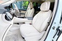 車内空間にはゆとりがあり、頭上には「EQS」より5cm大きなクリアランスを確保。またダイヤモンドステッチをあしらった上質なナッパレザーのシートが標準で装備される。