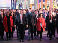 モバイルワールドコングレス開催初日、スペイン国王フェリペ6世（写真中央、緑のネクタイの人物）も訪れた。