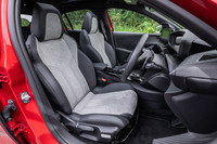 「208 GTライン」のフロントシートは、「ダイナミック」と呼ばれるスポーティーなデザインが採用されている。表皮はアルカンターラとテップレザーのコンビネーション。
