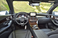 内装色はブラックのみ。センターパネルにブラウンウォールナットのパネルがあしらわれる。ハンドル位置は左のみの設定。