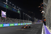 フロントローに並ぶメルセデスの後ろ、3位からスタートしたレッドブルのフェルスタッペン（写真）。赤旗が出る前にピットインしなかったことが奏功し、2台のシルバーアローの前に出ることはできたが、3度のスタートのうち2度は失敗。またコースをはみ出て首位を守ったことでペナルティーを受け、トップをハミルトンに返す際には減速して追突を招くなど、荒れたレースの局面には彼がいた。2位でフィニッシュするも、ハミルトンからファステストラップを奪えず、チャンピオンシップで同点に並ばれてしまった。（Photo=Getty Images / Red Bull Content Pool）