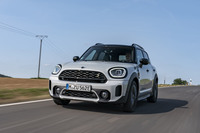 新デザインを採用した「MINIクロスオーバー」が日本上陸