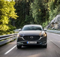 試乗車の駆動方式はFF。サスペンション形式はフロントがマクファーソンストラット、リアがトーションビーム式となっている。