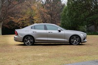 「S60」のボディーサイズは全長×全幅×全高＝4760×1850×1435mm。先代モデルよりも125mm長く、45mm低くなった一方で、日本市場からの要望を取り入れ、全幅は15mm狭くなっている。