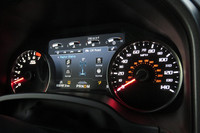 気分を盛り上げるため、インフォメーションディスプレイの表示を4WDシステムの駆動状態やESPなどの制御パラメーターを確認できる“Raptor Status”に変更。ちなみに他の画面では、クルマの傾きやエンジンのブースト圧、燃費をはじめとしたトリップデータも見ることができる。