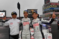 勝利をよろこぶ3人。写真左から田中利和監督、フレデリック・マコヴィッキィ、そして平手晃平。