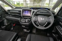 インストゥルメントパネル下部のカラーリングがモカからブラックに改められている。