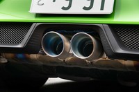 スポーツエキゾーストシステムのマフラーエンドはチタン製。青く焼けたパイプ内部がものものしい。
