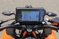 「390デューク」に装備されるフルカラーのTFT液晶ディスプレイ。機能性の高さに加え、周囲の明るさに合わせて自動で照度を調整するなど、視認性についても配慮されている。