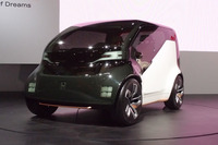 こちらは「NeuV」。コンパクトなボディーと広いグラスエリアが特徴。