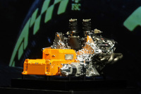 2026年1月20日に披露された、ホンダによる新型パワーユニット。ハイブリッドシステムのうち、今季から熱エネルギーを回生する「MGU-H」が廃止される一方、運動エネルギーの「MGU-K」が約3倍にパワーアップされ、内燃機関（ICE）との出力配分がほぼ半々となった。F1の電動化への歩み寄りは、サステイナビリティーを望む自動車メーカーへの配慮であり、実際アウディやホンダ、またレッドブルに相乗りするフォード、今後独自のパワーユニットを開発するキャデラックなど名だたるビッグネームが参戦を決めた。（Photo=webCG）