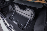 荷室容量は5人乗車の通常使用時で529リッター。荷室床下にはボードを垂直に起こし買い物バッグなどを固定できるグロサリーバッグホルダー（写真）が備わっている。