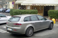 「アルファ・ロメオ159ステーションワゴン」。イタリアで企業が社員に福利厚生として提供する通勤車（カンパニーカー）にも、当時よく用いられていた。2007年シエナで撮影。