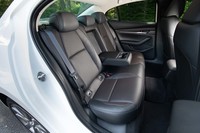 ヘッドルームが狭いため、リアシートの居住性はそれなり。背もたれは6：4の分割可倒機構を備えている。