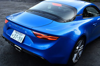 リアウィンドウのほぼ真下に最高出力252PS、最大トルク320N・mの1.8リッター直4直噴ターボエンジンを搭載。ゲトラグ製の7段デュアルクラッチ式ATを組み合わせている。