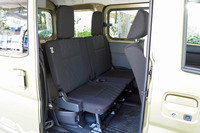 リアシートは「e-アトレー」がセパレート式で、「e-ハイゼット カーゴ」がベンチ式。ともにフラットに床下に格納できる。