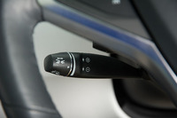 ステアリングコラムに備わるアダプティブクルーズコントロールの操作スティック。手前に引くとスイッチオン、もう1度引くと「オートパイロット」機能がオンになる。