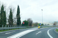 A1号線上における別のランプ。路面上に矢印が記されているものの、右側の進入禁止の標識は、手前の指定方向以外進行禁止の標識に隠れてしまっている。