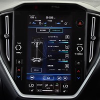 センターモニターにはメンテナンスの関連情報も表示される。アクセル開度が数値で示される（写真左上）のもユニーク。