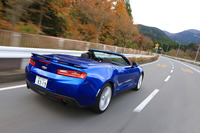 軽量・高剛性のプラットフォームに適切な前後重量配分、煮詰められたサスペンションの設定、高効率のパワープラントと、現行型「カマロ コンバーチブル」は走りに関してすみずみまで考え抜かれたクルマとなっていた。