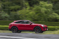 「GTS」専用シャシーは車高が標準モデルよりも10mm低い。足まわりは2チャンバー式のエアサスペンションと、伸び側と縮み側を個別に制御できる可変ダンパーを組み合わせている。