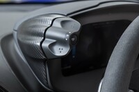 左側はシャシーの設定用。モードは「コンフォート」「スポーツ」「トラック」の3種類。