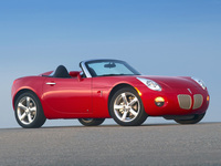 2016年「ポンティアック・ソルスティスGXP」。直4 DOHCの2リッターターボまたは2.4リッター自然吸気ユニットを積むFRスポーツ。兄弟車の「サターン・スカイ」、および後から加えられた「クーペ」を含めて約10万台がつくられた。