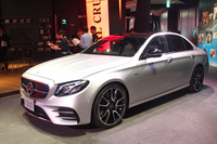 
	イリジウムシルバーの「E53 4MATIC＋」。E53では全7色が用意され、スタンダードなメタリックペイントも無償となる。

	 
	